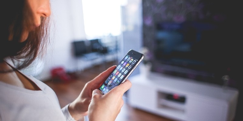 Social Media & Pinterest Communities for bloggers header with woman using smartphone